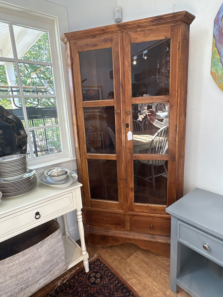 Corner cabinet